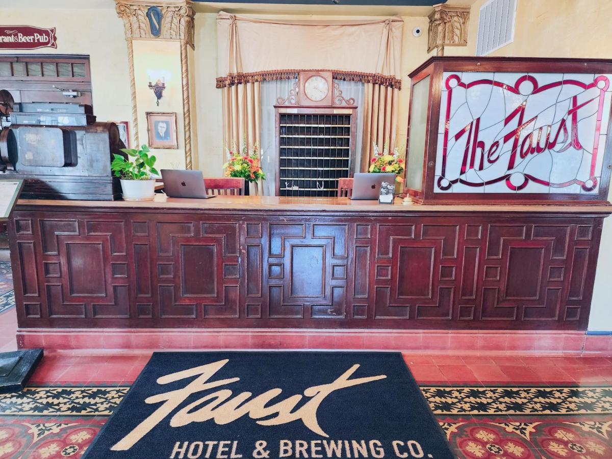 The Faust Hotel ニューブラウンフェルズ エクステリア 写真