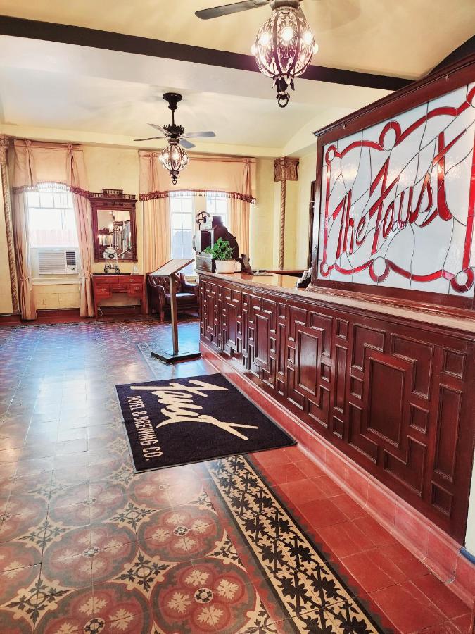 The Faust Hotel ニューブラウンフェルズ エクステリア 写真